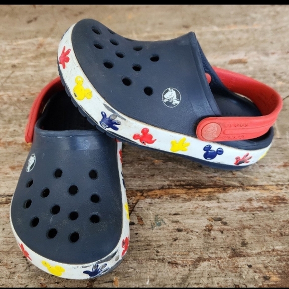 COPY - Mickey Mouse Light Up crocs 7c toddler - Picture 1 of 7
